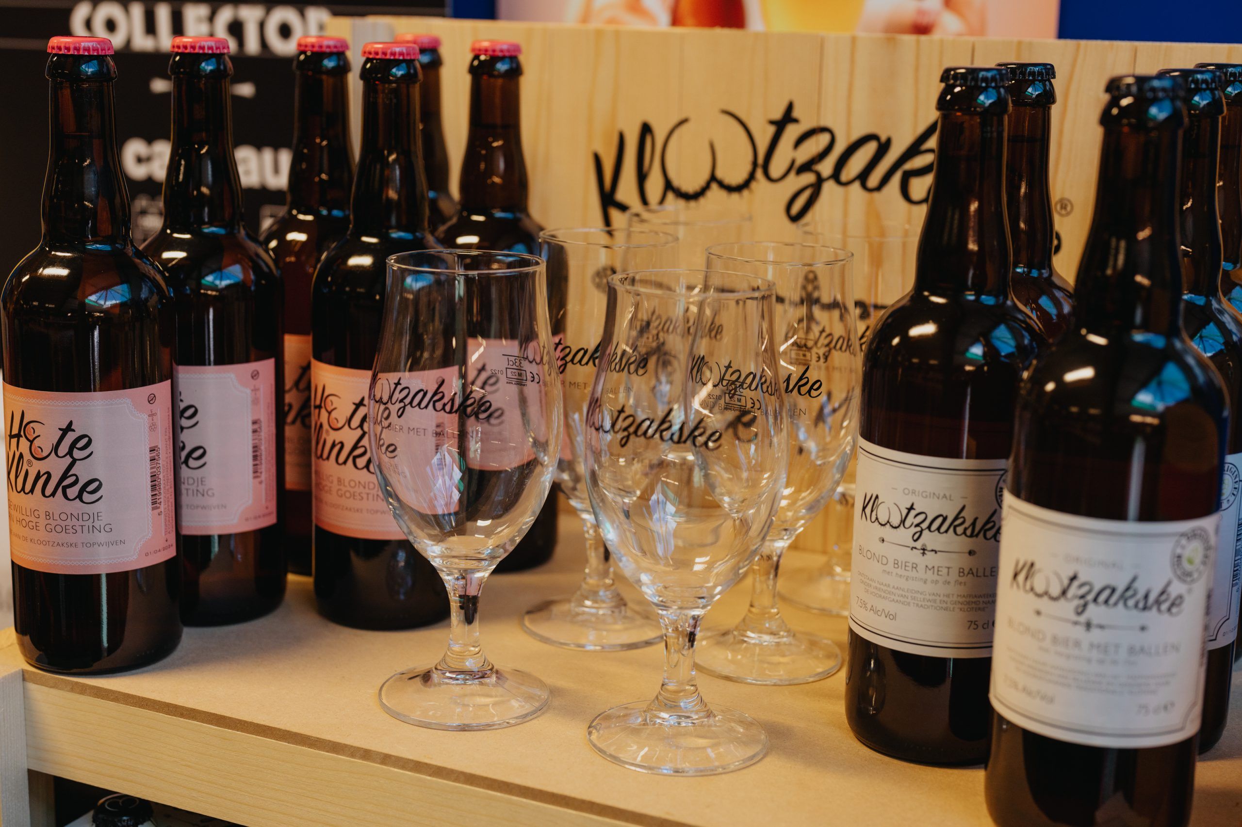 Flessen Hete Klinke en Klotzakske blond bier met bijpassende glazen.