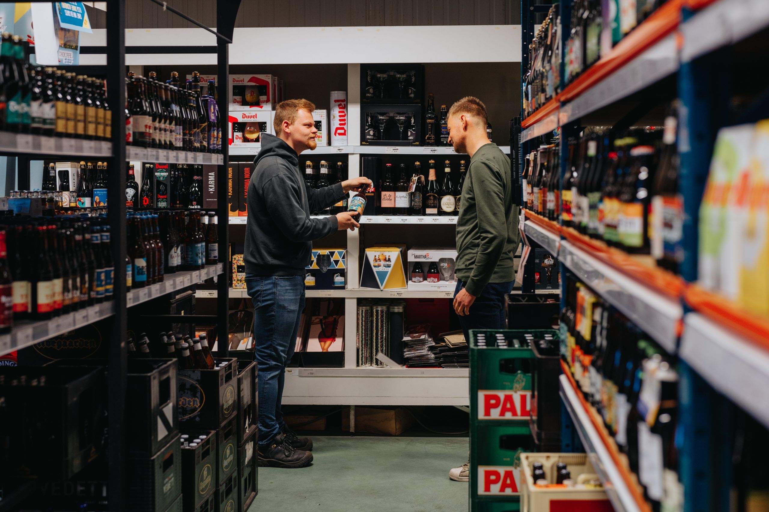 verkoper verkoopt drank