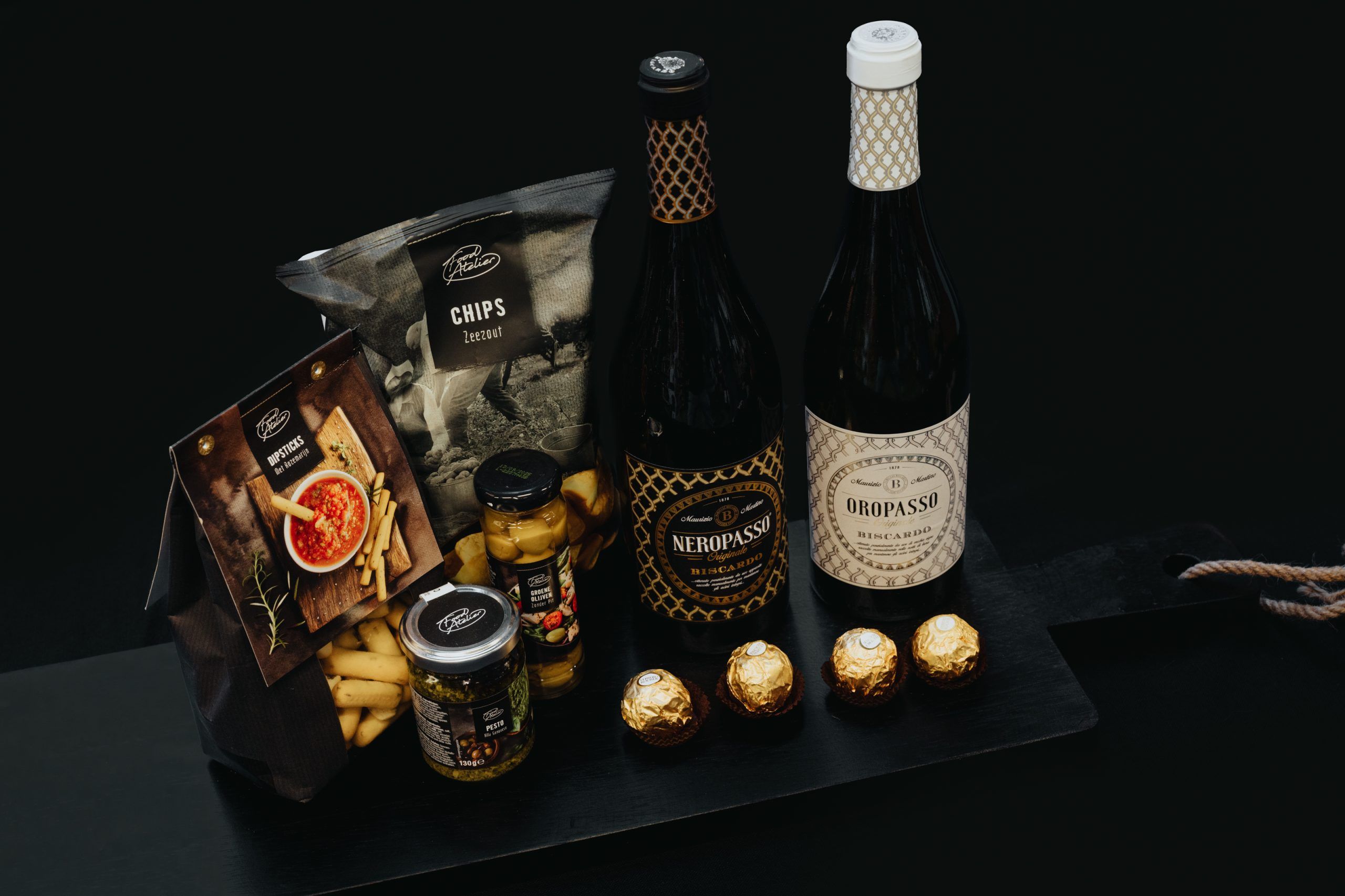 Buitenaanzicht van de Kempendrinks winkel en magazijn met stapels drankkratten.