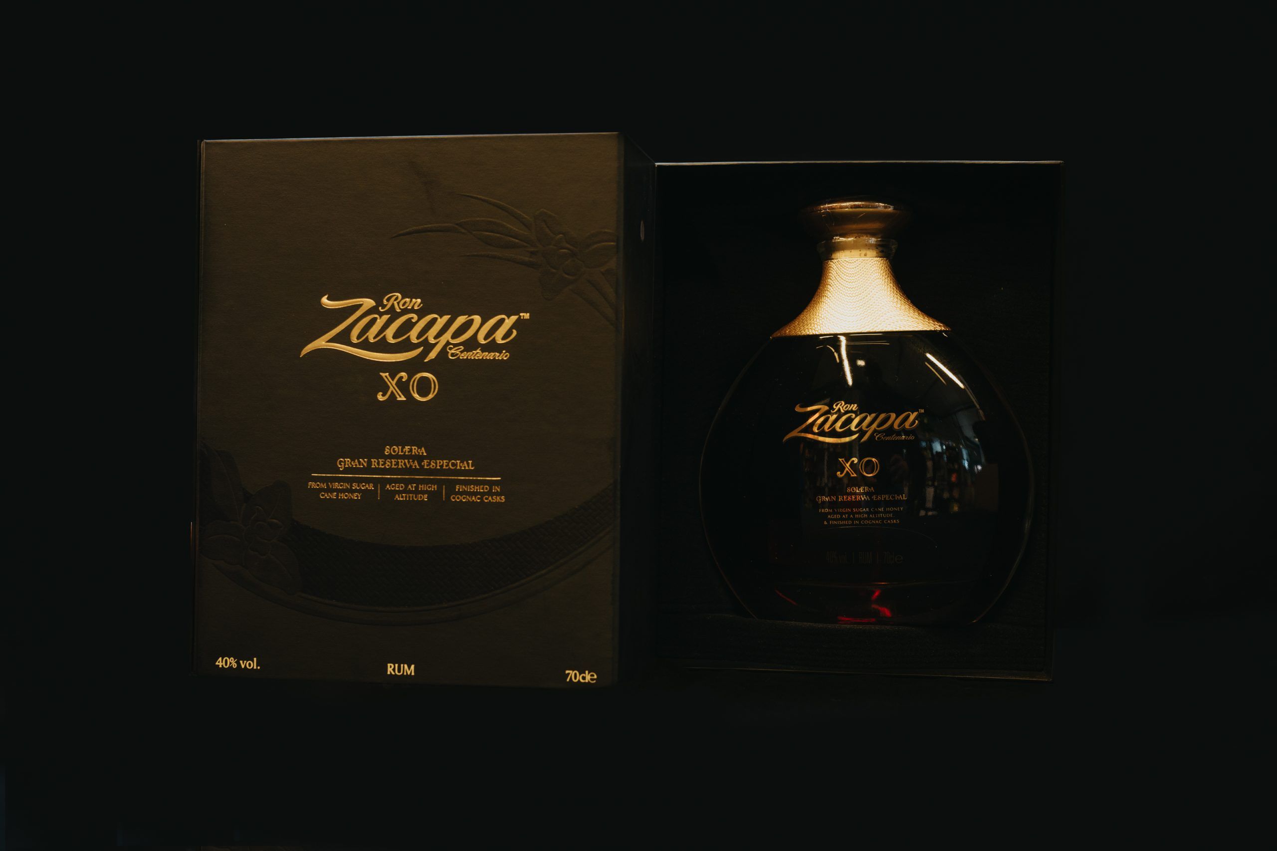 Donkere fles Ron Zacapa XO in geschenkverpakking.