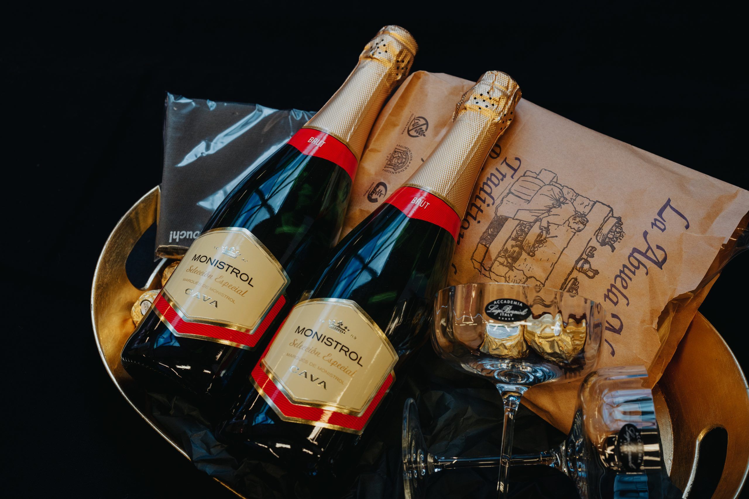 Twee flessen Monistrol Cava met glazen in een geschenkmand.
